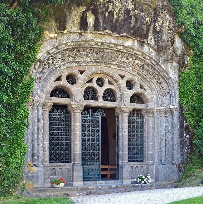 france/auvergne-rhone-alpes/chapelle-monolithique-de-fontanges