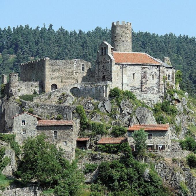 france/auvergne-rhone-alpes/chateau-de-chalencon