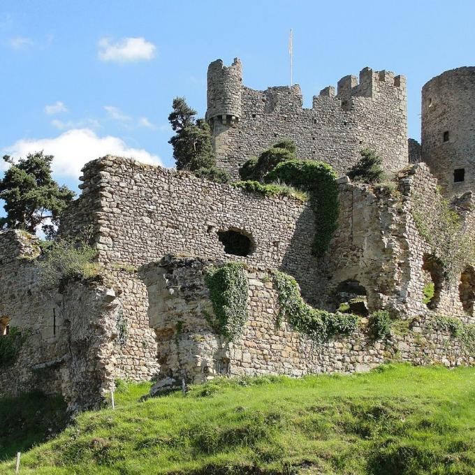 france/auvergne-rhone-alpes/chateau-de-couzan