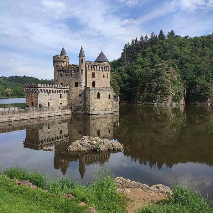 france/auvergne-rhone-alpes/chateau-de-la-roche