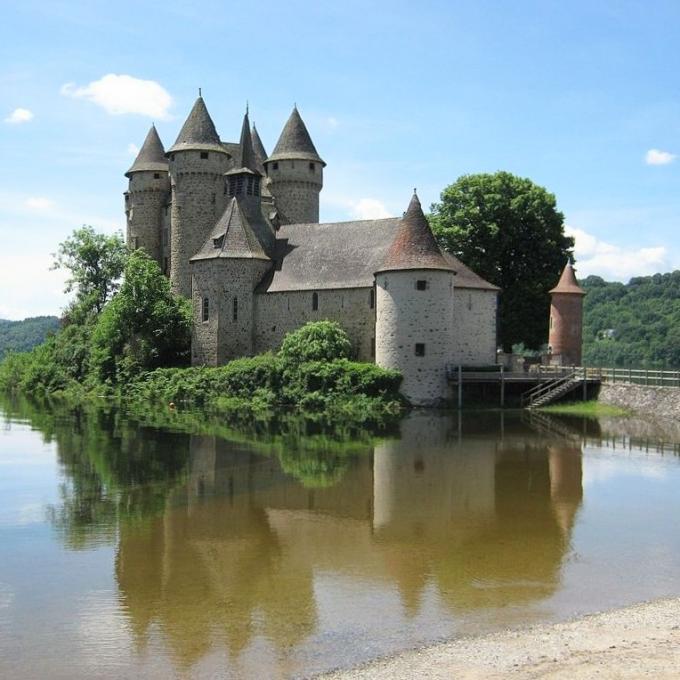 france/auvergne-rhone-alpes/chateau-de-val