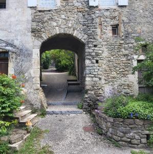france/auvergne-rhone-alpes/chateauneuf-de-mazenc/portail-du-tour