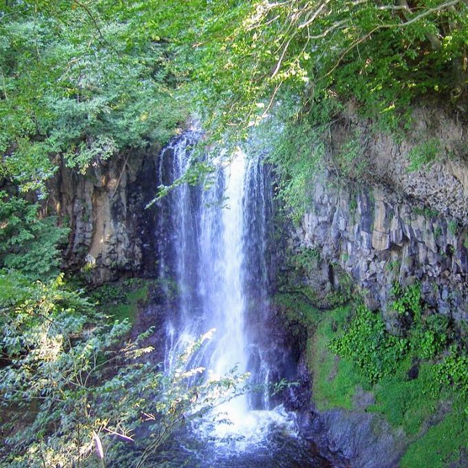 france/auvergne-rhone-alpes/gorges-de-la-rhue