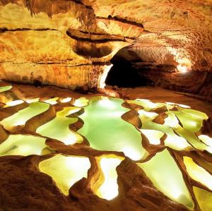 france/auvergne-rhone-alpes/grotte-de-saint-marcel