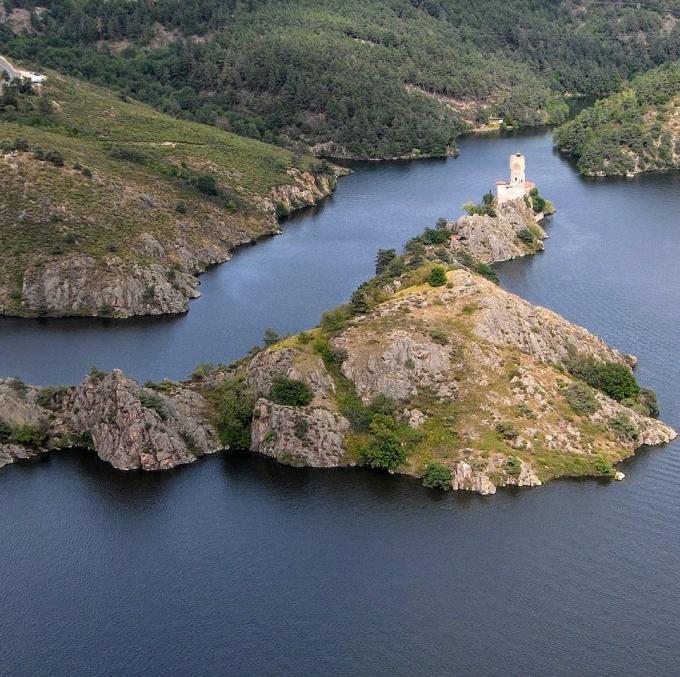 france/auvergne-rhone-alpes/lac-de-grangent