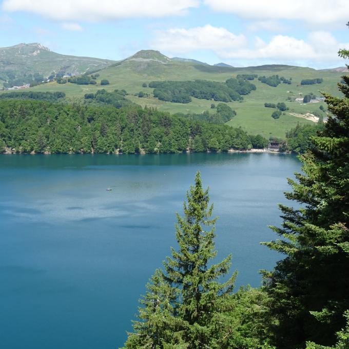 france/auvergne-rhone-alpes/lac-pavin