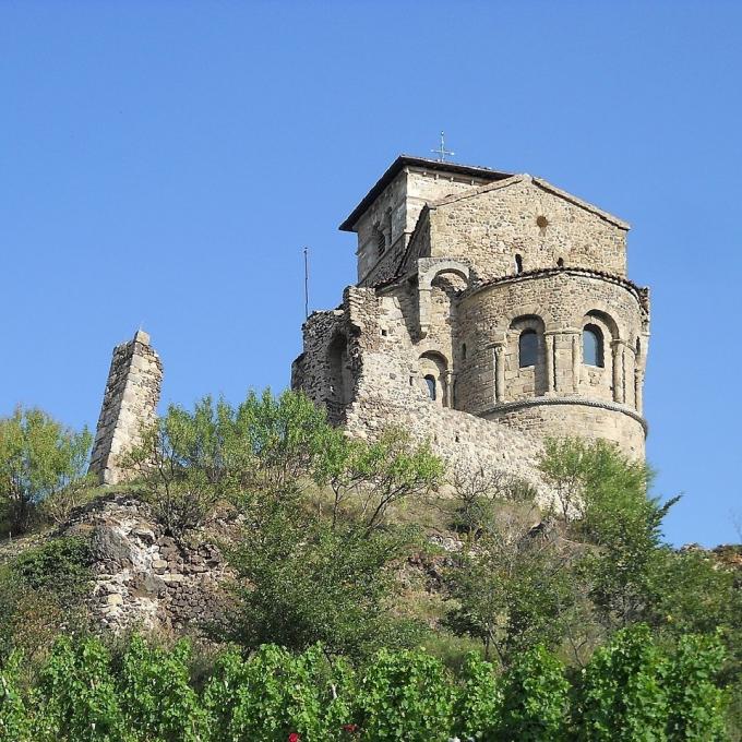 france/auvergne-rhone-alpes/prieure-de-saint-romain-le-puy