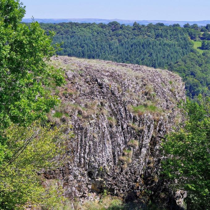 france/auvergne-rhone-alpes/rocher-de-ronesque