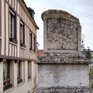 france/normandie/gisors/piedestal-de-la-vierge-doree