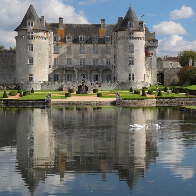 france/nouvelle-aquitaine/chateau-de-la-roche-courbon