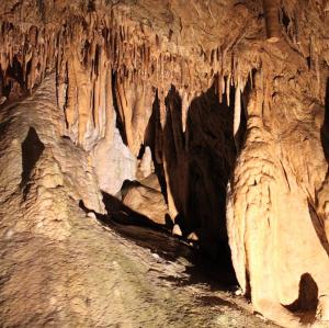 france/occitanie/grotte-de-medous