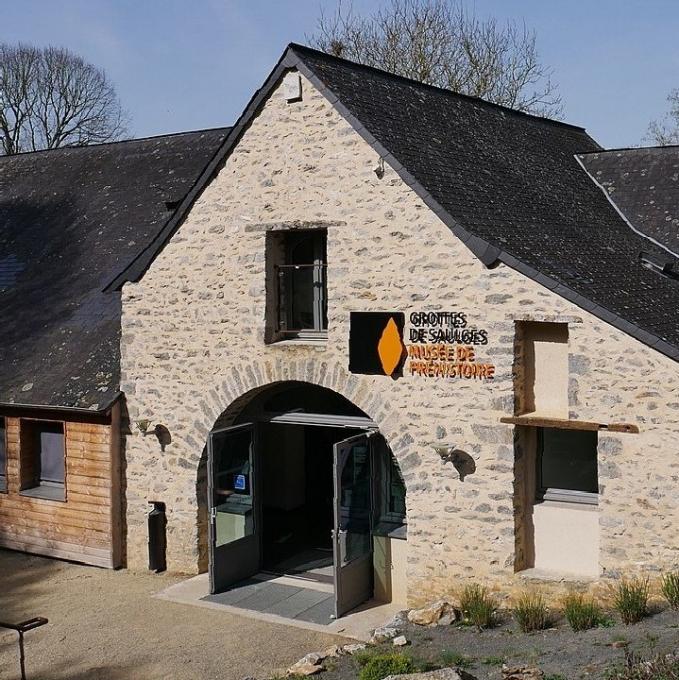 france/pays-de-la-loire/vallee-des-grottes-de-saulges