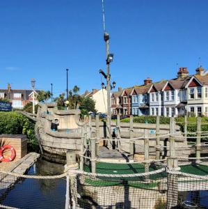 united-kingdom/eastbourne/treasure-island-adventure-golf